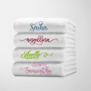 Pile de serviettes brodées avec prénom