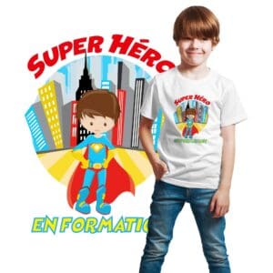 Garçon avec un t-shirt super héros en formation