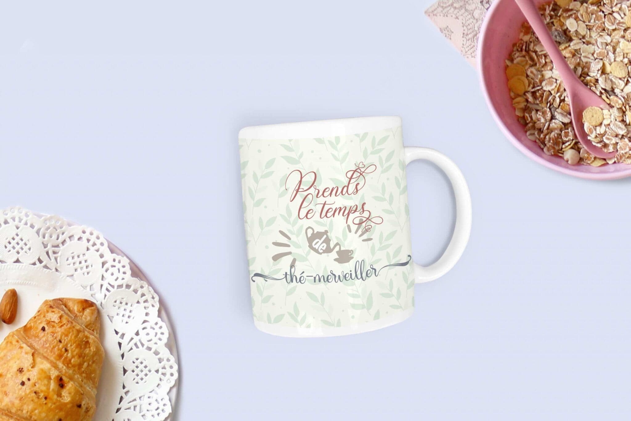 Mug sur une table de petit déjeuner