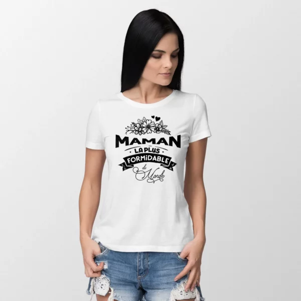 Femme portant un t-shirt personnalisé marque Maman la plus formidable du monde