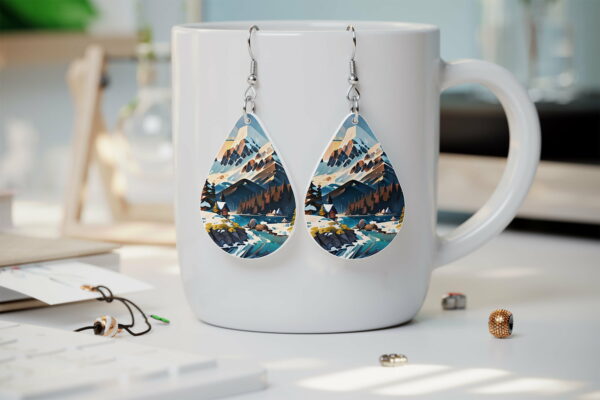 Boucles d'oreilles en forme de goutte avec une illustration de paysage de montagne