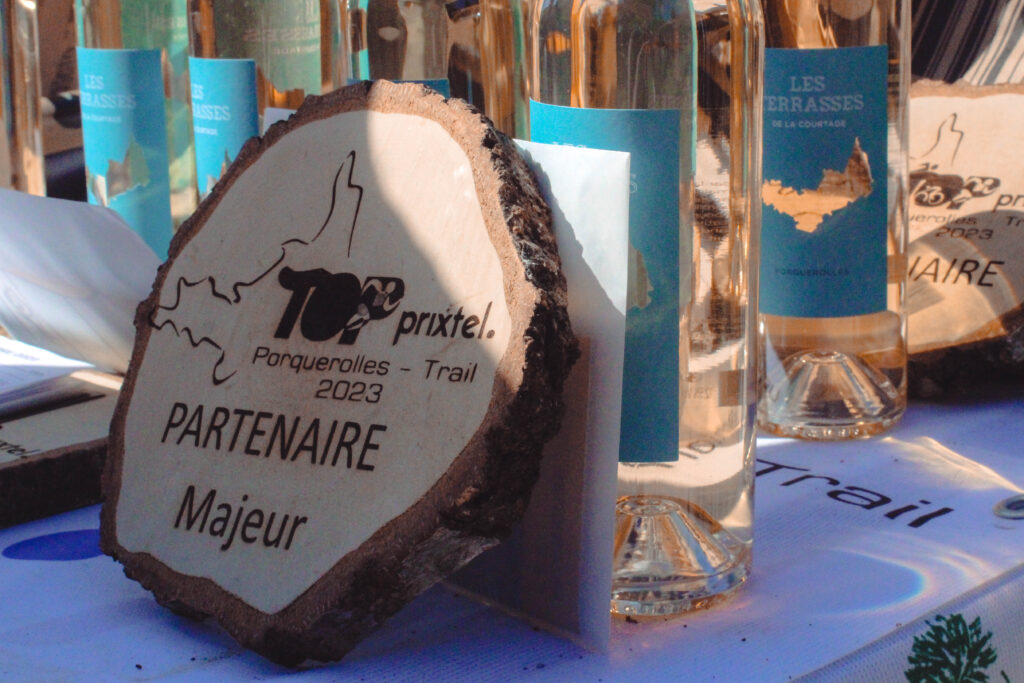 Rondin de bois gravé pour en faire un trophée lors d'un événement sportif